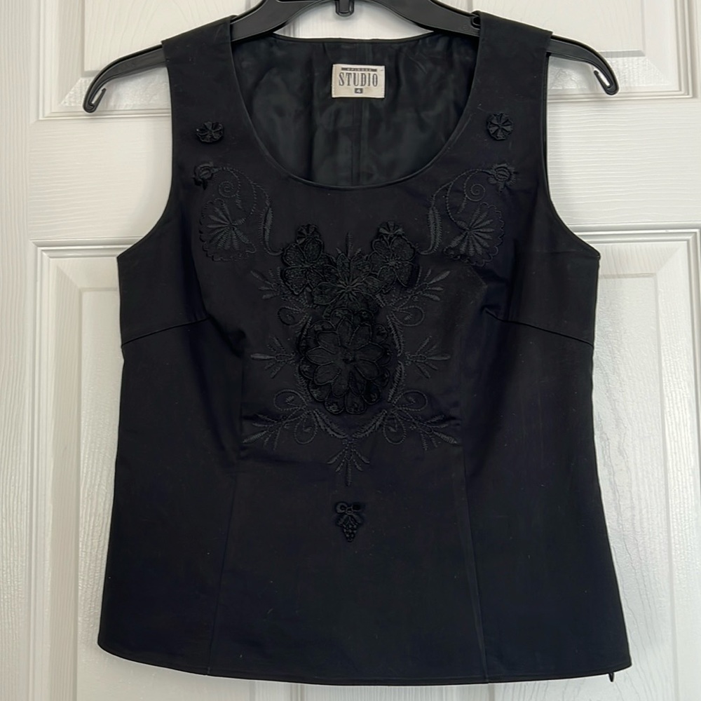 Vintage Classic Black Embroidered Appliqué Sleeveless Scoop Neck Top Size Small
